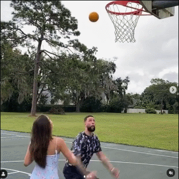 小里弗斯曝女友怀孕,球迷:幸好不是对阵湖人时生孩子