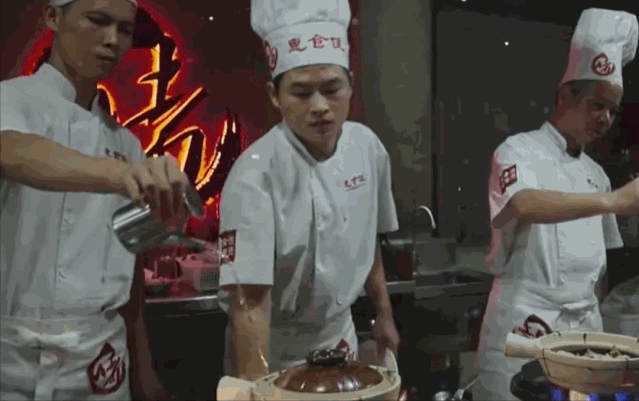 啫啫煲|他来了他来了！他端着个破煲走来了！