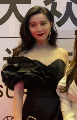 范冰冰|逃税事件两年后，范冰冰正式首次亮相娱乐活动，大红唇超抢镜