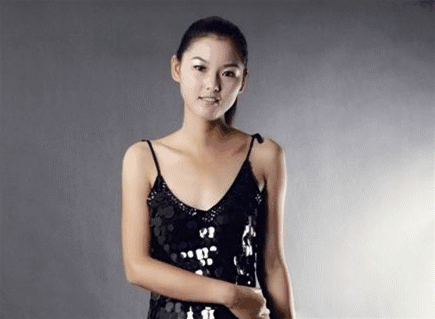 谁记得巴啦啦颜值担当的静怡吗如今穿上黑色吊带太美了