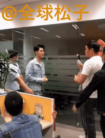 张云雷|张云雷腿脚依旧不利索，走几步后马上扶着助理，让人心疼