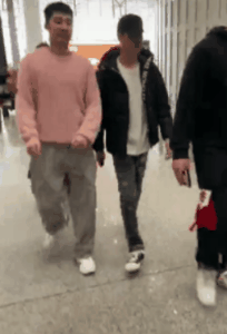 张云雷|张云雷腿脚依旧不利索，走几步后马上扶着助理，让人心疼