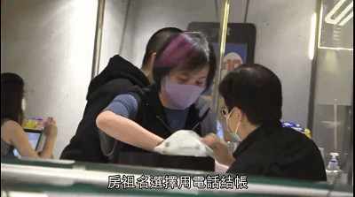 38岁房祖名近况曝光，女亲友陪同逛超市，剃平头留小胡子显憔悴_腾讯新闻