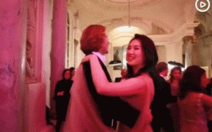 华为|华为总裁千金1张饭局照，曝光残酷真相：一次500，过不上名媛生活