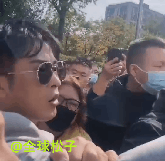 辛巴|辛巴怒斥保安有点“仗势欺人”，网友纷纷斥责其太嚣张