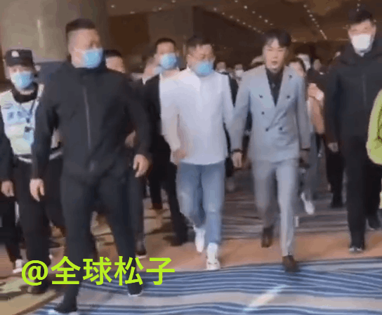 辛巴|辛巴怒斥保安有点“仗势欺人”，网友纷纷斥责其太嚣张