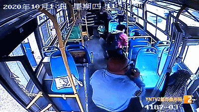 "掐人中,掐人中!"女孩公交车上晕倒,公交司机热心救助