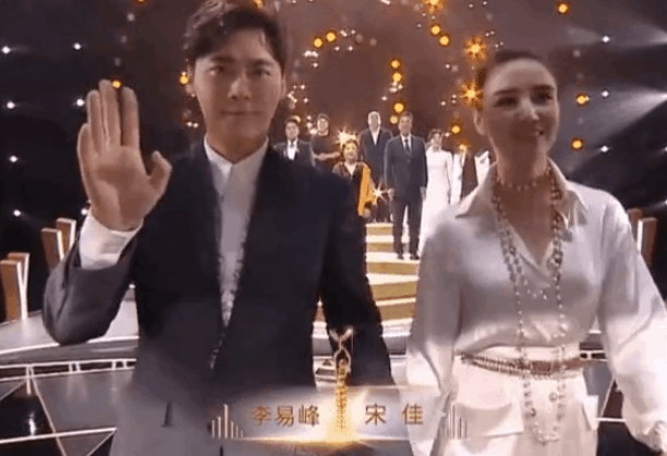 中国电视金鹰奖|金鹰奖最全看点：倪萍曝争议言论，赵丽颖犯迷糊，提词器全程抢镜