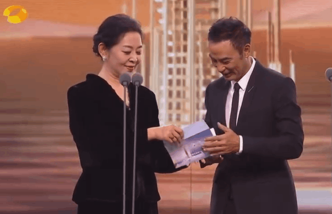 中国电视金鹰奖|金鹰奖最全看点：倪萍曝争议言论，赵丽颖犯迷糊，提词器全程抢镜