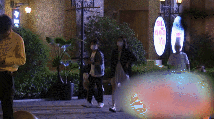 王祖蓝|王祖蓝携妻女深夜聚餐，李亚男挺孕肚撑腰徒步，四肢纤细身姿轻盈