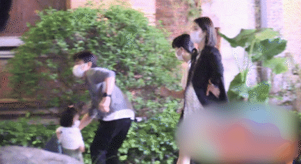 王祖蓝|王祖蓝携妻女深夜聚餐，李亚男挺孕肚撑腰徒步，四肢纤细身姿轻盈