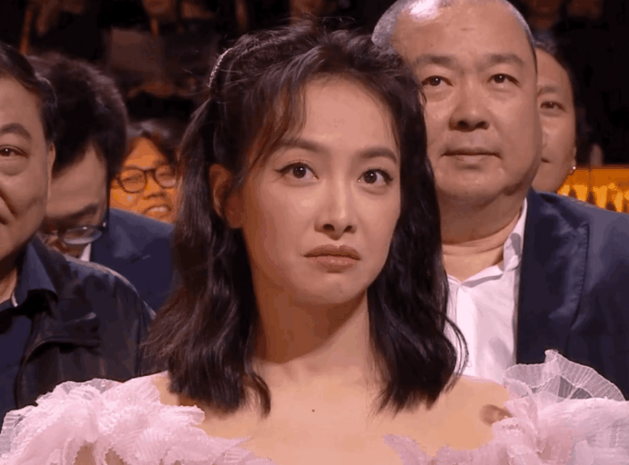 赵丽颖|赵丽颖发表获奖感言时，宋茜坐台下撇嘴被嘲，法令纹走向太奇怪