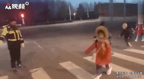 交警|交警“跳跃式”出场，网友直呼：满屏的可爱~