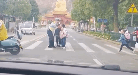 交警|交警“跳跃式”出场，网友直呼：满屏的可爱~