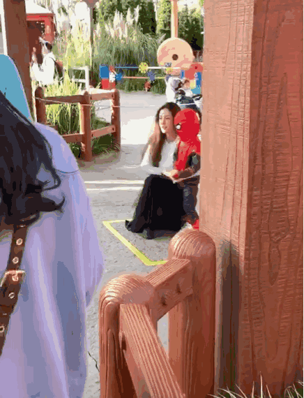 angelababy|Baby将小海绵打扮成蜘蛛侠畅游乐园，遇路人偷拍强势保护孩子