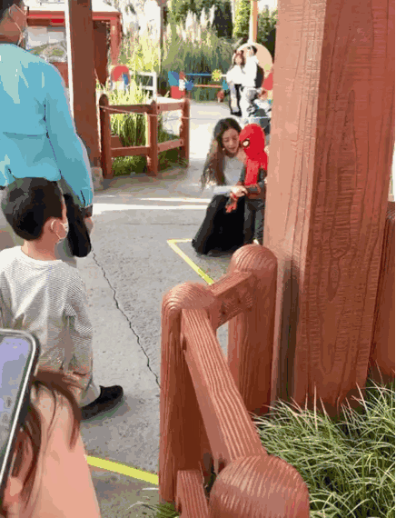 angelababy|Baby将小海绵打扮成蜘蛛侠畅游乐园，遇路人偷拍强势保护孩子