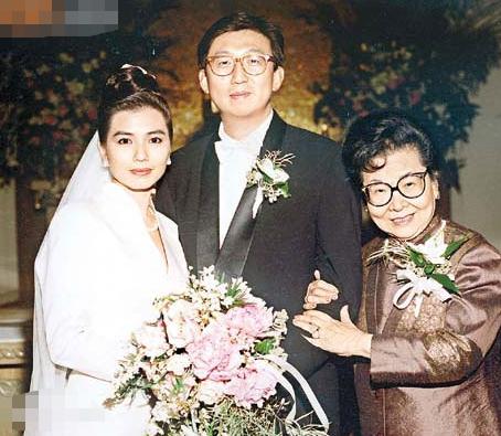 虽然两人婚后多年也没有生子,但感情却 依然如初.