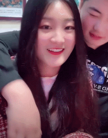 朱之文|大衣哥儿子被助理怂恿搂媳妇，直播高调秀恩爱，后困到捂脸要停播！