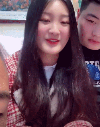 朱之文|大衣哥儿子被助理怂恿搂媳妇，直播高调秀恩爱，后困到捂脸要停播！