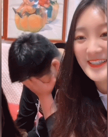 朱之文|大衣哥儿子被助理怂恿搂媳妇，直播高调秀恩爱，后困到捂脸要停播！