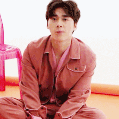 据说,t台上的李易峰是这样的