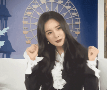 杨幂|杨幂直播忘开美颜，失去十级精修庇护后，这颜值确定34岁了吗？