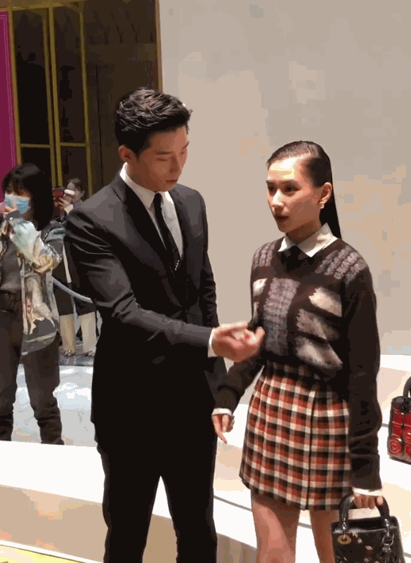 窦骁|窦骁带女友出席活动，主动帮何超莲整理头发，私下甜蜜称呼曝光