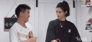 何猷君|奚梦瑶亲自下厨遭何猷君嫌弃，假装生气惹何猷君秒变脸，为老公按摩超贴心