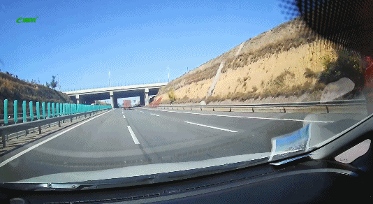 高速公路开车看手机 轿车径直追尾货车