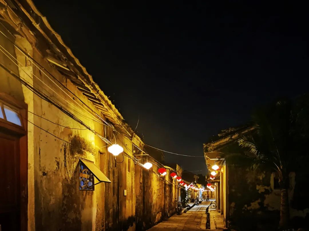 共同构成一幅美丽的古寨夜景图