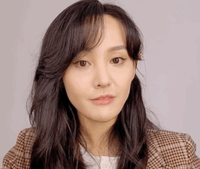 郑爽|郑爽自拍显老憔悴？首现身直播被偷拍长这样 网友：美回楚雨荨