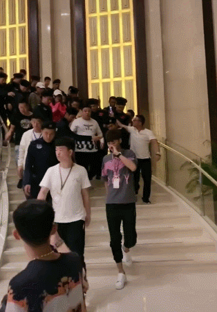 马天宇|马天宇获30多名保安手拉手保护，行走其中疑默许，现场并无粉丝