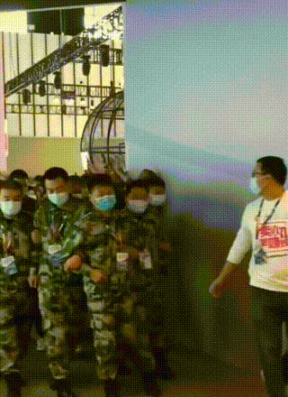 马天宇|马天宇获30多名保安手拉手保护，行走其中疑默许，现场并无粉丝