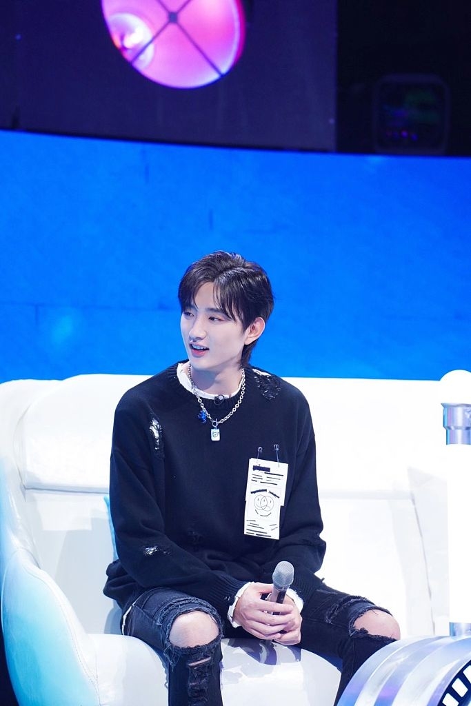 于小彤穿破洞毛衣牛仔裤时髦有范戴小熊项链更显时尚巧思