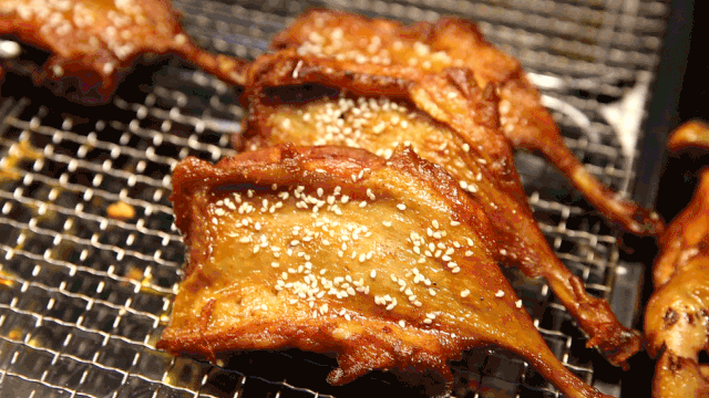 烤鸡,烤鸭,鸡腿,鸭腿,鸡翅包饭,在这个小小的摊位里,美食品种就达到十