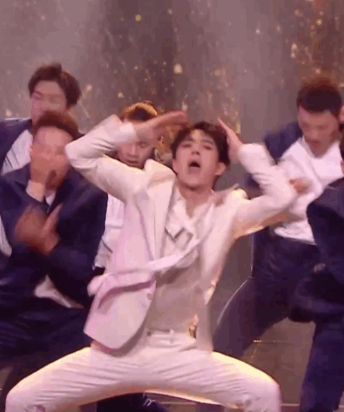 王一博|王一博迷人舞姿上热搜，CP粉却扒出和肖战又撞衫，没完没了？