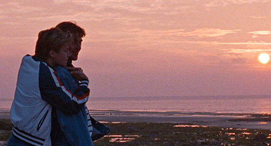 在恋人坟头蹦迪,这什么狗血纯爱?_腾讯新闻