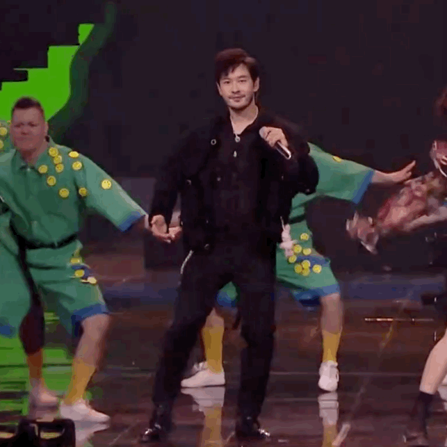 黄晓明|晚会照妖镜：黄晓明暴瘦太憔悴，姚晨粉裙显腰粗，王鸥美瞳忒诡异