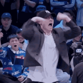 张艺兴|张艺兴沉浸跳舞脱衣脱鞋，被指用力过猛太油腻，像是大猩猩进澡堂