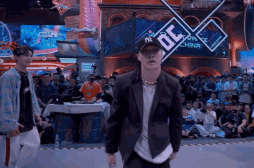 张艺兴|张艺兴沉浸跳舞脱衣脱鞋，被指用力过猛太油腻，像是大猩猩进澡堂