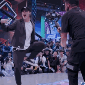 张艺兴|张艺兴沉浸跳舞脱衣脱鞋，被指用力过猛太油腻，像是大猩猩进澡堂