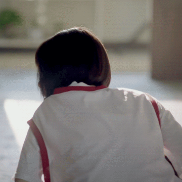 轻松活泼,看她的剧真的可以跟着谭松韵回到我们自己的学生时代,她就是