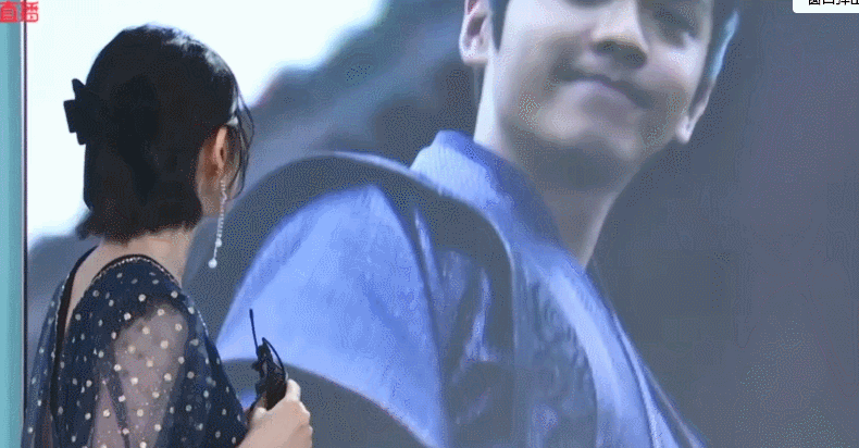 唐艺昕|唐艺昕产后首直播，老公张若昀惊喜出镜，甜蜜对视后一脸甜笑显羞涩