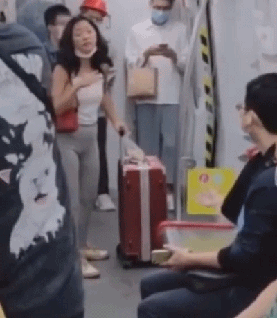 女子地铁里嗑瓜子!用英文和乘客对骂!装X