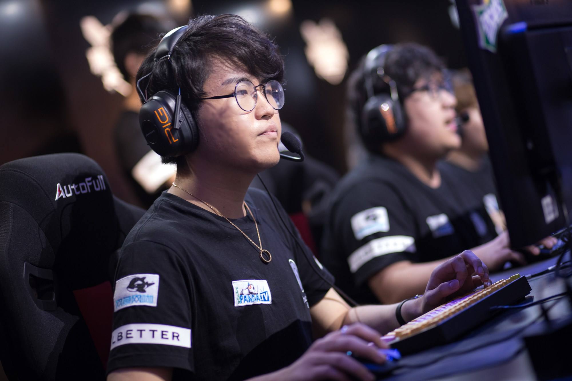 uzi直播透露:姿态家里非常有钱,去他家得坐专门的车才能进去-英雄联盟