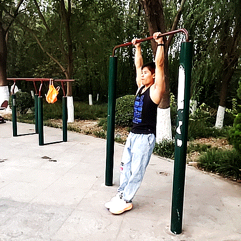 单杠悬吊全举腿:单杠举腿的高级训练