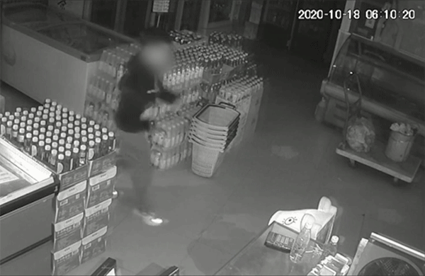 警事|“戏精”在上海假扮警察被爷叔无情戳穿，现场群众：哈哈哈哈哈