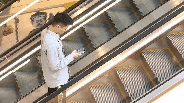 吴江街头低头看手机的人一大堆!他们都在看什么?