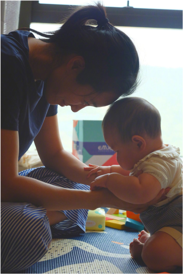 朱丹挺二胎孕肚遛娃小小丹长发飘飘吃棒棒糖可爱温柔的小美女