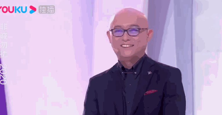 第一个想起的就是孟非,主持《非诚勿扰十周年》时,牙齿就变成了这样